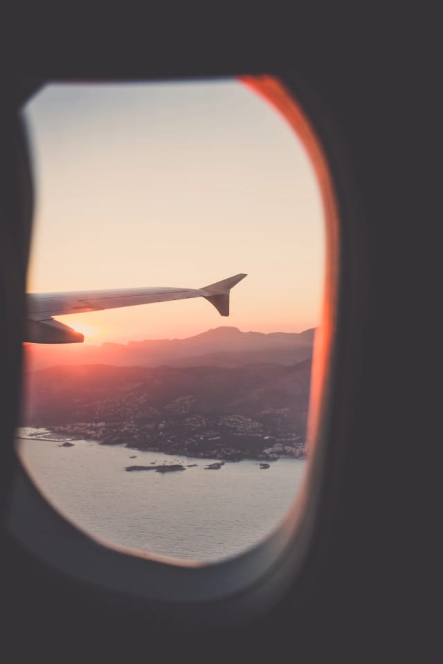 foto mostrando parcial da asa de um avião